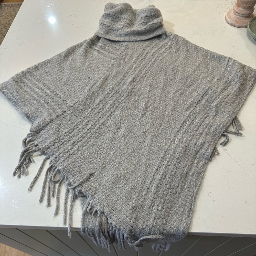 Poncho cowel neck sweater grey and white